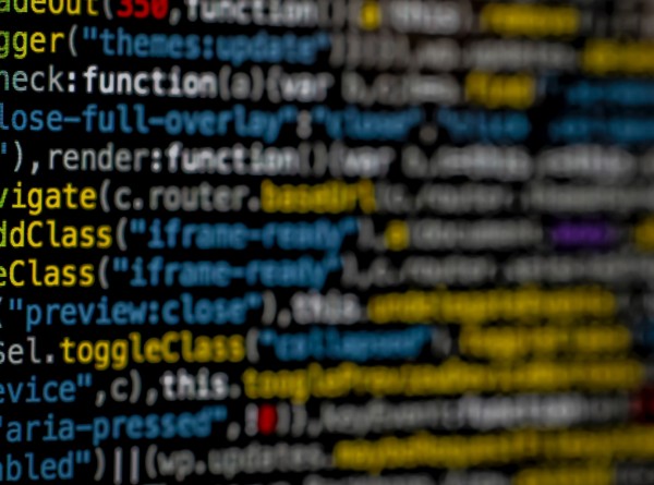 Rinnovare un sito web dal punto di vista del codice di programmazione.